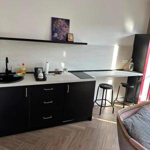una cocina con encimera y barra en Sorella2, en Šabac