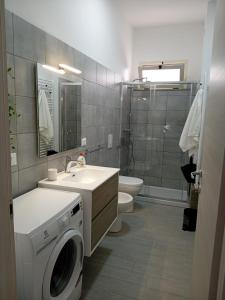 a bathroom with a washer and a washing machine in it at Marica House Spiaggia Coreca Amantea in Amantea