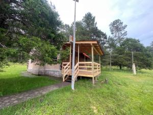 a tree house in the middle of a field at Cómoda Cabaña de Descanso Parque La Pirámide in Las Adjuntas