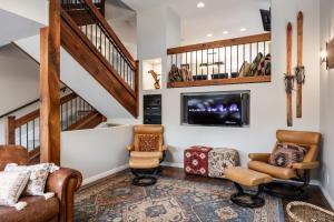 un soggiorno con scala e TV di Park City Family Home - Steps to Main Street, Walk to Town Ski Lifts a Park City