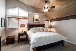 una camera da letto con un letto e un ventilatore a soffitto di Park City Family Home - Steps to Main Street, Walk to Town Ski Lifts a Park City