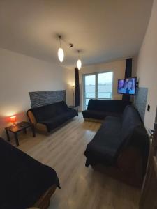 Televízia a/alebo spoločenská miestnosť v ubytovaní 2060 Zwycięstwa 5G - Tanie Pokoje w apartamencie - samodzielne zameldowanie - self check in