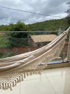 una hamaca colgada al lado de una ventana en Apartamento villa serrano, en Lençóis 16 fotos más