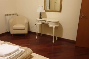 a bedroom with a white desk and a chair at GUALANDI 25 in Rome