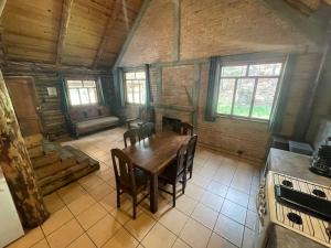 a dining room with a table and chairs in a cabin at Hermosa Cabaña de Montaña - Parque La Pirámide in Las Adjuntas