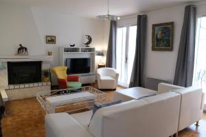 ムリエスにあるMaison avec piscine privative Mouries Alpilles LS1-308のリビングルーム(白い家具、暖炉付)