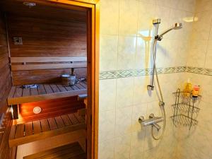 un baño con ducha y lavabo en Authentic Arctic Villa at the Delta, en Rovaniemi 35 fotos más