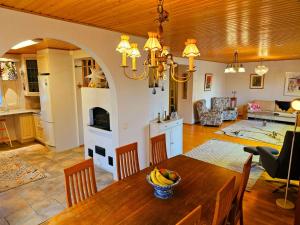 Una cocina y una sala con una mesa y un comedor. en Authentic Arctic Villa at the Delta, en Rovaniemi