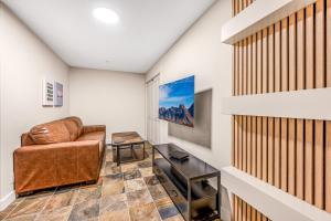 ビッグ・ホワイトにあるVista at Big White w Amazing Location and Viewのソファとテーブルのあるリビングルーム