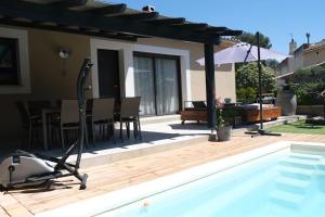 Πισίνα στο ή κοντά στο Villa avec piscine privative Maubec Luberon LS2-437