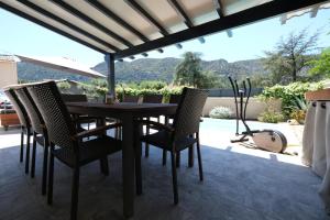 Μπαλκόνι ή βεράντα στο Villa avec piscine privative Maubec Luberon LS2-437