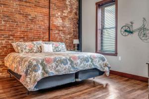 拉克罗斯2 BR La Crosse 2 Blocks to La Crosse Center的相册照片