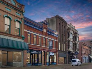 拉克罗斯2 BR La Crosse 2 Blocks to La Crosse Center的相册照片