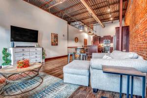 Μια τηλεόραση ή/και κέντρο ψυχαγωγίας στο 2 BR Central 2 Blocks to La Crosse Center