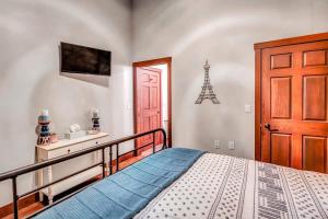 Ένα ή περισσότερα κρεβάτια σε δωμάτιο στο 2 BR Central 2 Blocks to La Crosse Center