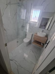 Un baño con inodoro, lavabo y ducha. en Taylors Camposol Apartment, en Mazarrón 50 fotos más