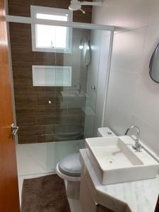a bathroom with a sink and a toilet and a shower at Triplex em Caraguatatuba! Alto padrão in Caraguatatuba +32 photos