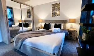 伯明翰Last-Minute Secure l Reserve Now l Sleeps Up to 3 l 262 Bradford Street , Birmingham l Cozy City Centre Stay l JVT Short Lets的一间卧室，有一张大床，床上有两条毛巾