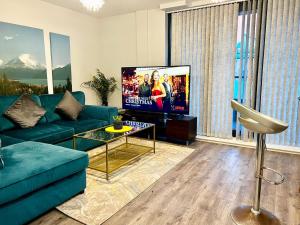 伯明翰Last-Minute Secure l Reserve Now l Sleeps Up to 3 l 262 Bradford Street , Birmingham l Cozy City Centre Stay l JVT Short Lets的客厅配有蓝色的沙发和平面电视。