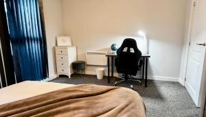 Last-Minute Secure l Reserve Now l Sleeps Up to 3 l 262 Bradford Street , Birmingham l Cozy City Centre Stay l JVT Short Lets客房内的一张或多张床位