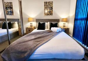 Last-Minute Secure l Reserve Now l Sleeps Up to 3 l 262 Bradford Street , Birmingham l Cozy City Centre Stay l JVT Short Lets客房内的一张或多张床位