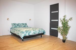 Łóżko lub łóżka w pokoju w obiekcie Cattleya location