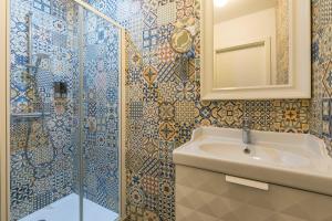 une salle de bain avec lavabo et douche dans l'établissement Charmant appartement au cœur du quartier historique des Allemands, à Metz