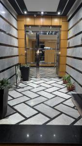 een lobby met een grote tegelvloer en een deur bij Appartement meublée in Kenitra +24 foto's