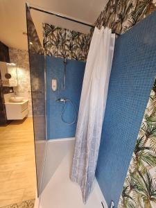 ein Bad mit Dusche und Duschvorhang in der Unterkunft Waregem Hotel A in Waregem