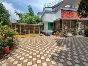 a building with a yellow gate in front of it at ATITHI HOMESTAY - Entire 2BHK in Central Bolpur with Private Parking - Pet Friendly in Bolpur