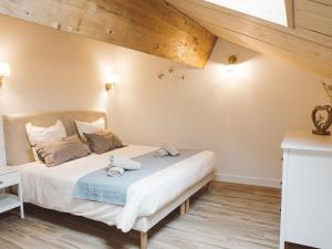 a bedroom with a bed with white sheets and wooden ceilings at Maison climatisée avec terrasse et Wi-Fi, animaux admis, proche Périgord Vert - FR-1-616-391 in Sorges