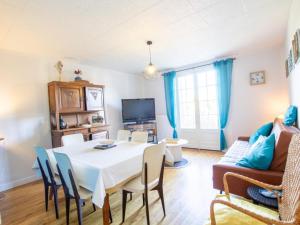 Televiisor ja/või meelelahutuskeskus majutusasutuses Évasion en Dordogne: Maison au bord de l'eau avec parking privé - FR-1-616-413