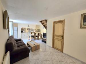 Køkken eller tekøkken på Charmante maison périgourdine avec piscine partagée et Wi-Fi - FR-1-616-418