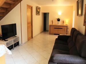 Et tv og/eller underholdning på Charmante maison périgourdine avec piscine partagée et Wi-Fi - FR-1-616-418