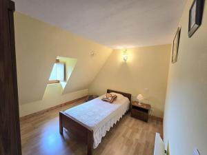 En eller flere senge i et værelse på Charmante maison périgourdine avec piscine partagée et Wi-Fi - FR-1-616-418 + 11 billeder