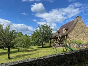 Legeområdet for børn på Charmante maison périgourdine avec piscine partagée et Wi-Fi - FR-1-616-418