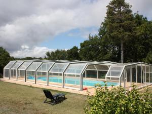 Swimmingpoolen hos eller tæt på Charmante maison périgourdine avec piscine partagée et Wi-Fi - FR-1-616-418