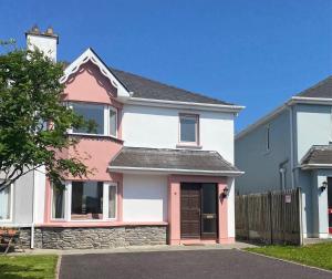 ケンメアにあるConvenient spacious 3 bedroom home in Kenmare townの道路のピンクの扉のある家