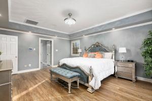 een grote slaapkamer met een groot bed en een bank bij Whisper Chateau Weddings Reunions Groups 75 Plus in Greensboro +64 foto's