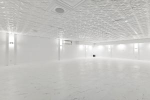 ein weißer Raum mit weißem Boden und weißer Decke in der Unterkunft Whisper Chateau Weddings Reunions Groups 75 Plus in Greensboro