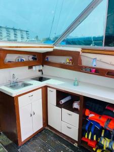 - une cuisine sur un bateau avec un évier dans l'établissement Yate aymar, à Puerto Vallarta