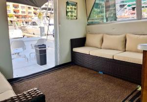 une petite véranda avec un canapé en face d'une porte dans l'établissement Yate aymar, à Puerto Vallarta