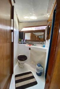 une petite salle de bain avec toilettes et lavabo dans l'établissement Yate aymar, à Puerto Vallarta