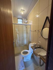a bathroom with a toilet and a sink at Pituba Vile - Apartamento Mandala in Itacaré