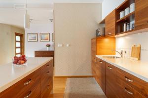 Kuchyňa alebo kuchynka v ubytovaní Sobieski Prestige Apartment - 6 min Main Square Kraków