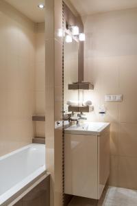 Kúpeľňa v ubytovaní Sobieski Prestige Apartment - 6 min Main Square Kraków