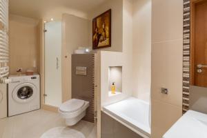 Kúpeľňa v ubytovaní Sobieski Prestige Apartment - 6 min Main Square Kraków
