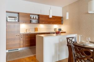 Kuchyňa alebo kuchynka v ubytovaní Sobieski Prestige Apartment - 6 min Main Square Kraków
