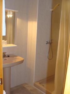 Kylpyhuone majoituspaikassa Hotel Del Llac