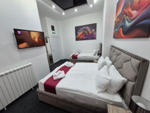 Ένα ή περισσότερα κρεβάτια σε δωμάτιο στο Authentic Belgrade Centre - 4 Suites in One Space, with patios in courtyard for smokers